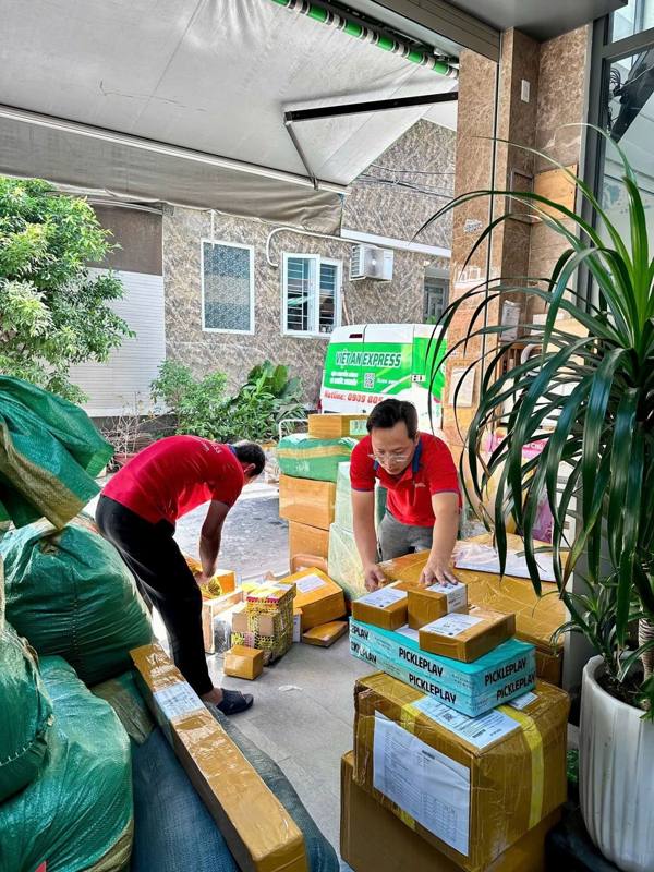 Nhân viên soạn hàng gửi đi quốc tế