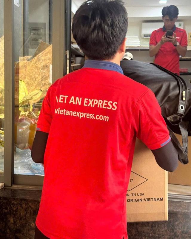 Nhân viên Việt An Express nhận hàng