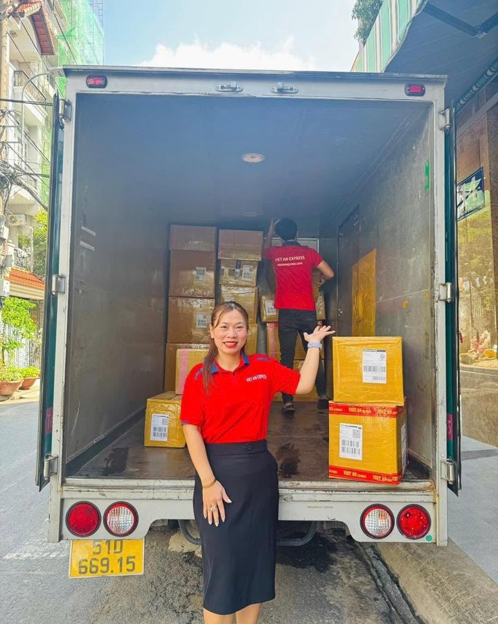 Nhân viên Việt An Express bên xe tải chở hàng quốc tế