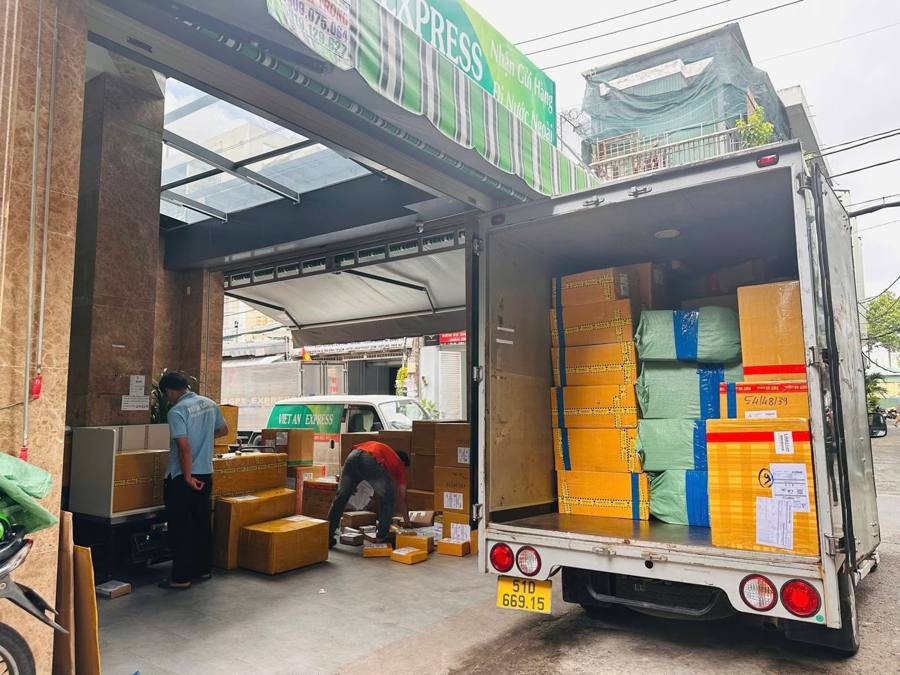 Xếp hàng lên xe tải đi sân bay