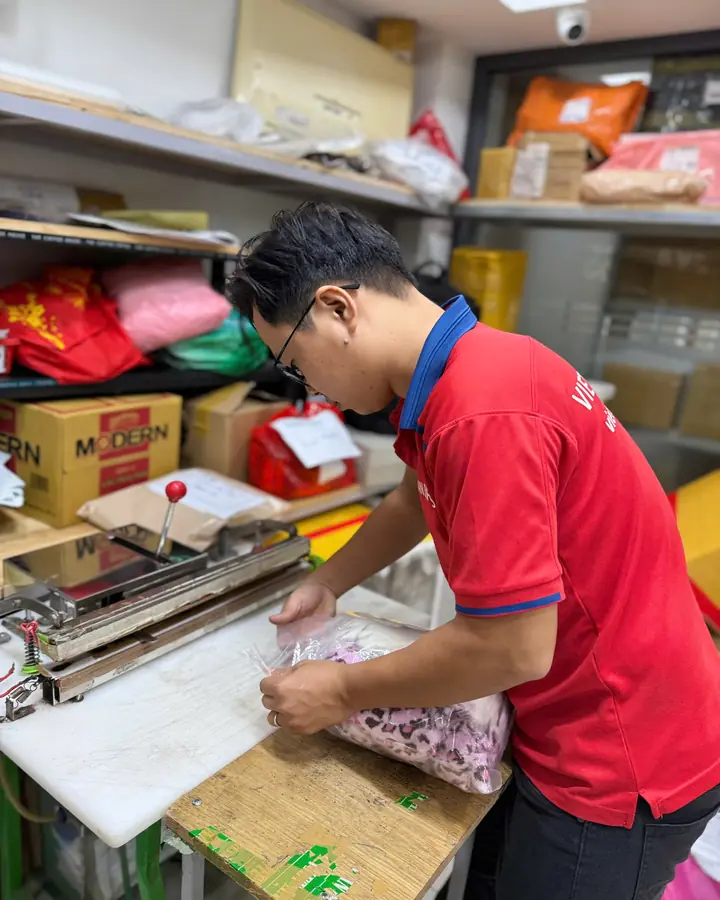 Nhân viên Việt An Express hàn kín túi và đóng gói hàng tại kho trước khi gửi đi nước ngoài