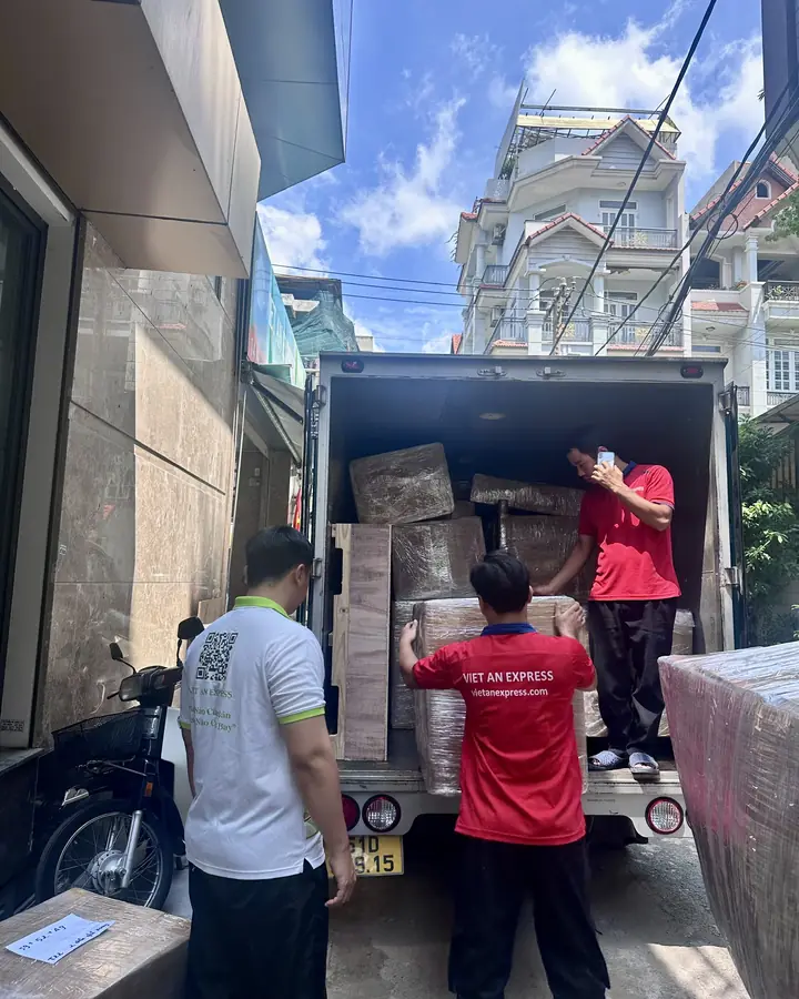 Nhân viên Việt An Express xếp kiện hàng lên xe tải khi đến lấy hàng tận nơi