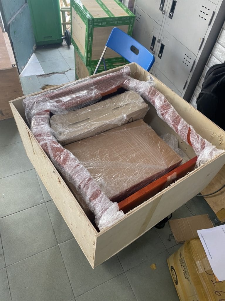 dong ban ghe gui di my 1
